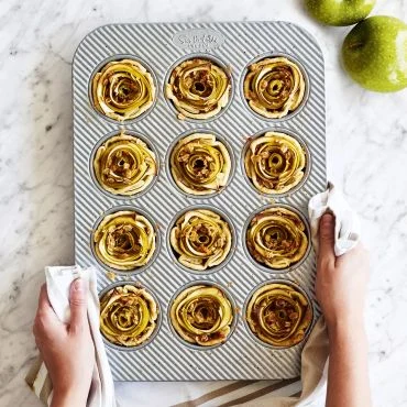 Sur la table Signature Bakeware 12 cup muffin pan